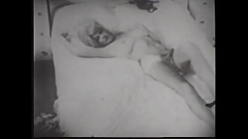 黒のランジェリーの巨乳ポルノスターは60年代のエロティックな映画で彼女の濡れた猫を愛撫します