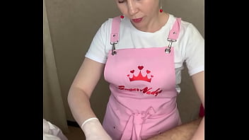 SugarNadyaは、仮面の軍人の大きなペニスにワックスをかけます