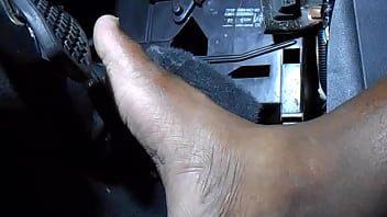 私の車のアクセルペダルは性的快楽装置になりました