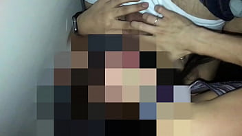 ゴルディーニョは撮影中にスイングハウスのキャビンで結婚して食事をする