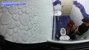 公衆トイレスパイカメラ＃1。公衆トイレでアソコをしゃぶる