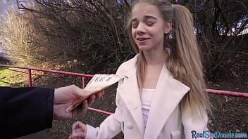 18歳のおさげのかわい子ちゃんはPOVでフェラチオとセックスをするために支払われました
