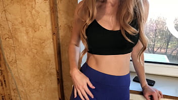 お父さんが隣の部屋にいる間、継母と彼女のパンティーで犯された-会話のあるロシアのアマチュアビデオ
