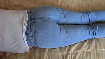 ステップソンは休んでいる間母親を楽しんで、彼女の大きなお尻に絶頂します