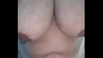 彼女の大きなおっぱいを見せているソナム