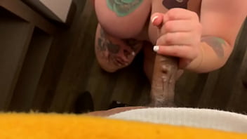 ダジャグ男は巨大な乳首のtatted娼婦によって手コキを取得し、大規模な兼ショットを与えます