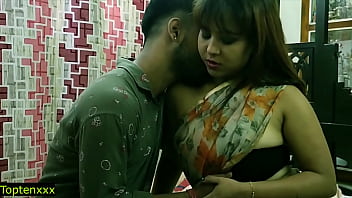 インドの美しいホットモデルが自宅で若い女性の少年とセックス！クリアなヒンディー語音声付き！シェアーセックス