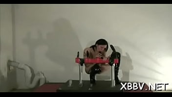 セックスに飢えたガールフレンドは、時代をポーズしながら皮ひもを着ています