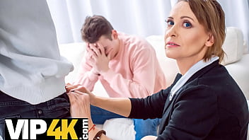 TUTOR4K。成熟した家庭教師は男に彼女の毛むくじゃらオマンコを提供することによって息子の借金を支払います