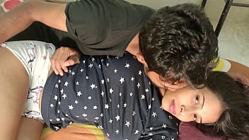 ホットな女の子が初めてボーイフレンドとセックス。シャティ・カトゥンとハニフ