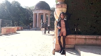 バルセロナの公共公園で裸になる屋外