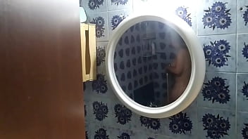 シャワー中の義妹を隠しカメラで監視