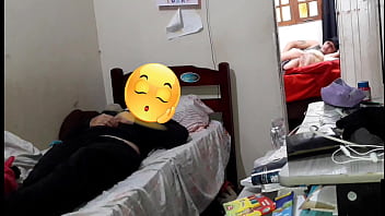 不貞な妻は寝取られの後ろで彼女の恋人とセックスします