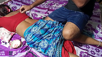 दोस्त की माँ ने पीठ मालिश के बहाने से चूत चुदाई - साफ हिंदी आवाज में XXX Sex