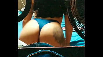 このホットなビデオでは、妻がカメラに向かって転がります。ビア、彼女のパンティーと撮影だけで踊るおいしいブルネット。ホットはほとんど裸のホットビデオで尻尾を転がします。サファダは自分が踊っている様子を撮影しています