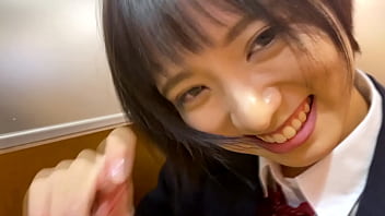 ハメ撮り　顔がちいさくアイドル級の可愛さを持つ美人JKと制服を着たままハメ撮りセックス。貧乳×制服がとんでもなくエロいので必見。敏感な乳首を責めまくり。 https://bit.ly/3n642I0