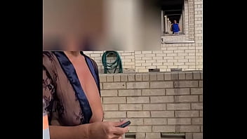 外に座って、ローブと隣人を開いて、盗撮カップル