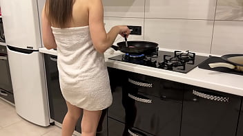 継父はシャワー後にタオル一枚で継娘を見つけた