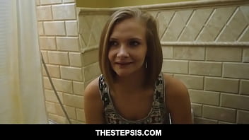 欲求不満の巨根Step-Broは小さなおっぱいと大きなお尻の若い女性stepsis Paisley Brooksを誘惑し、POVの後ろから彼女を性交することにしました