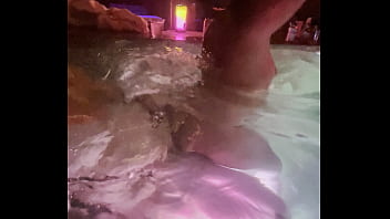 私は友人をプールで妻とセックスするように誘った。カッコールドは水中で記録します。