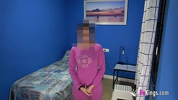 恥ずかしがり屋のブルネットの女の子は、自宅で彼女の黒人のボーイフレンドを叩いている彼女の友人を撮影します！