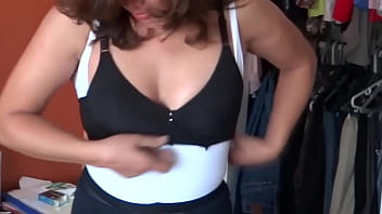 妻と義理の妹が友達の息子たちに犯されるために服を脱ぐ
