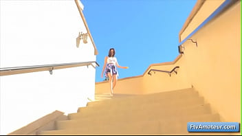 キューティーティーンブルネットアマチュアケイディは、屋外の大きなバナナで彼女の猫をファックし、激しいオーガズムをお楽しみください