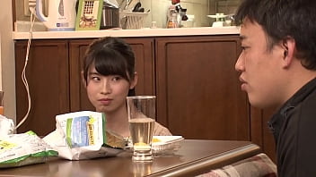 https://bit.ly/3KooJtd　こたつの中の無防備な下半身に我慢できずイタズラ！大人しそうな美●女は周りに悟られないように声を押し殺し悶えはじめ…【パート3】