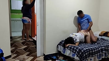 隣人と私は寝取られた妻に内緒でセックスします、彼女は掃除をします、そして私たちは彼女に見られずにそれをします、隣人に私の巨根を入れるのはなんて素晴らしいことでしょう