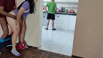 なんて娼婦なのか友達の奥さん、料理をしている最中に僕のチンポをしゃぶってくれて見えない、寝取られが好きで奥さんがすごく金持ち、お尻を壊してやる