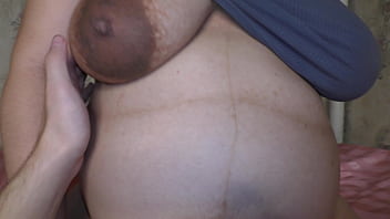 巨大な妊娠中の腹と大きなおっぱいで浮気妻、騎乗位で彼女の夫の小さなペニスに乗る！ -ミルキーマリ