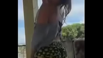 ファンクを踊る新しいいたずらな女の子