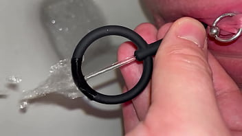 初めておしっこに膣拡張器を使う
