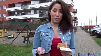 曲がりくねったeurobabeは公共の場でフェラチオとセックスの報酬を受け取ります