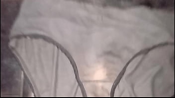 汚れたパンティーを液体で嗅いで自慰行為をするのはなんて素晴らしいことでしょう。