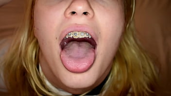 アナスタシア・ナイト「18歳の女の子があなたのチンポをしゃぶるのを見つめるコンテストをしたことがありますか？」