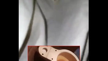 私はこのビデオを見て自慰行為をしました、彼女は彼女の汚いパンティーを持っています、彼女の猫はどれほどおいしいにおいがするに違いありません
