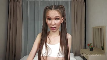 わずか38キログラムのスキニーエリスベイリーズは、大きなギャップで彼女の小さなお尻に犯され、口の中で絶頂を得るVG046