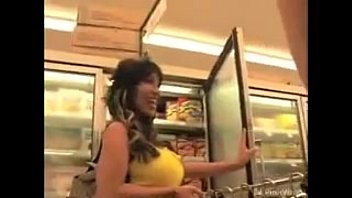 熟女シーカー-混雑したスーパーマーケットでAvaを失うのは難しいことではありません