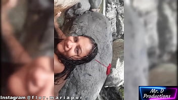 ステップシスターは、家族の外出中に刺青の兄に犯され、見物人や家族が彼女のクソを公の場で捕まえることを恐れずに、川のそばでこっそりと犯されます。