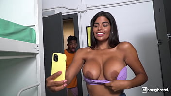 HORNYHOSTEL-（Sheila Ortega、Jesus Reyes）-大きな黒いコックに裸で捕まえられた巨大なおっぱいベネズエラのベイブプレビュービデオ