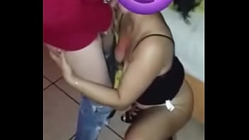妻がドキドキして目の前でしゃぶり始める