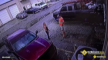 道端-デイジーベルは自動車整備士のために彼女のお尻と巨乳を点滅させます