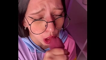 안경에 얼간이 소녀는 귀여운 얼굴에 정액을 얻을