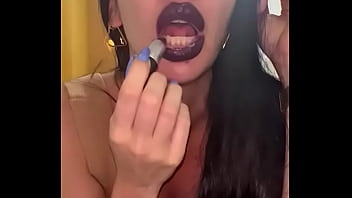 彼女の完全な唇に口紅をつけて、熱い雄鶏を吸う！