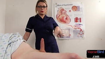 英国の盗撮看護師は、彼女の弱い患者がベッドでオナニーするのを見ています