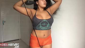 Замужняя шлюшка Kriss Hotwife готовится стать мужчиной дома