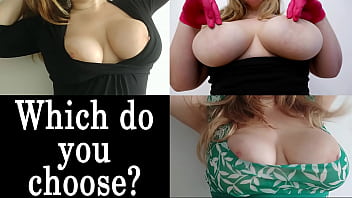 女の子は彼女の巨乳を示しています