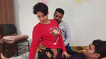Shathi と hanif pk と Shapan 、家にガールフレンドに電話して、私と友人が再び彼女のハードファックをする 3p セックス ガールフレンドボーイ xxx ポルノビデオ