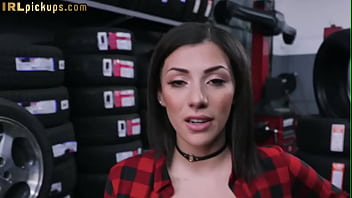 POVdoggysexの前に騎乗位で誘惑された巨乳のメカニックの乗り物